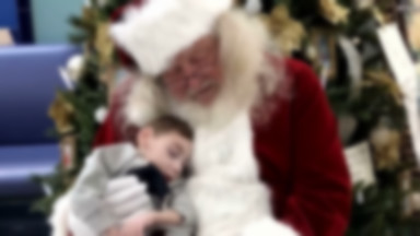 2-letni chłopiec po raz ostatni siedzi na kolanach Świętego Mikołaja. Wolontariusz z trudem powstrzymywał łzy