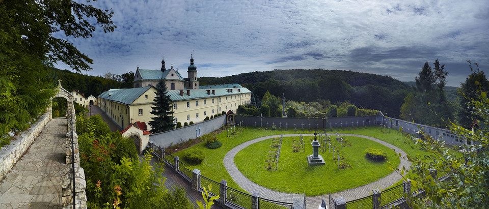 Dolina Eliaszówki, klasztor oo.  Karmelitów