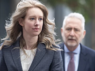Elizabeth Holmes, była CEO start-upu Theranos wchodzi do budynku sądu na przesłuchanie (listopad 2019 r.)
