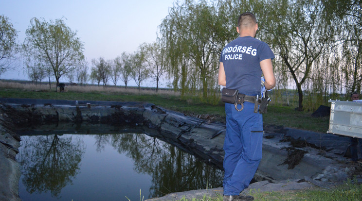 A siló mögötti tüzivíztáro zó fekete fóliával bélelt: 
a csúszós anyagon szinte 
lehetetlen kimászni / Fo­tó: police.hu