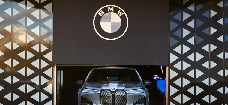 BMW tworzy prywatną salę kinową w samochodzie