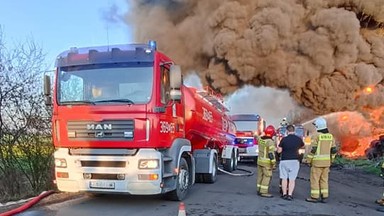 Pożar składowiska w Koninie. Podpalacz z zarzutem, ale problem pozostał