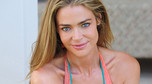 Denise Richards w bikini / fot. Agencja BE&amp;W