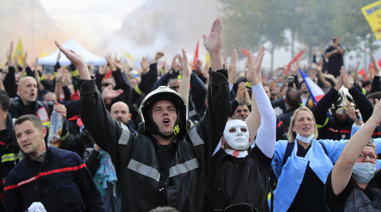 Mintegy tízezer egyenruhás tűzoltó vonult Párizs utcáira / Fotó: MTI