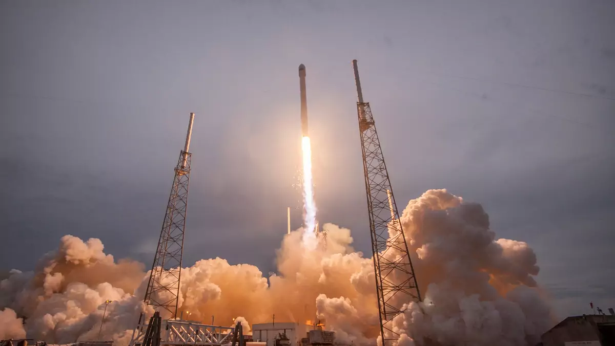 Problemy z załogowymi kapsułami SpaceX i Boeinga