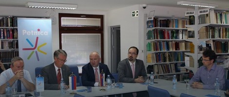 Ministar Popović i ambasador Čepurin u poseti "Petnici"