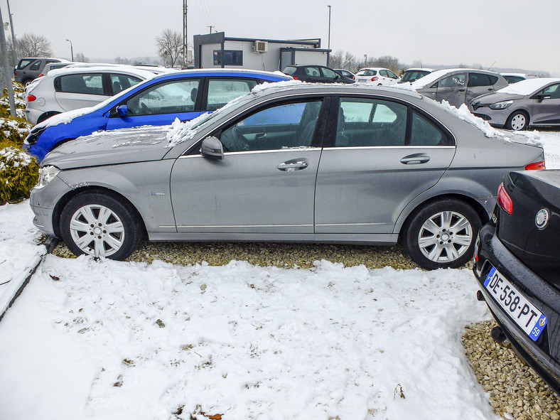 Tylko delikatnie trafiony Mercedes W204