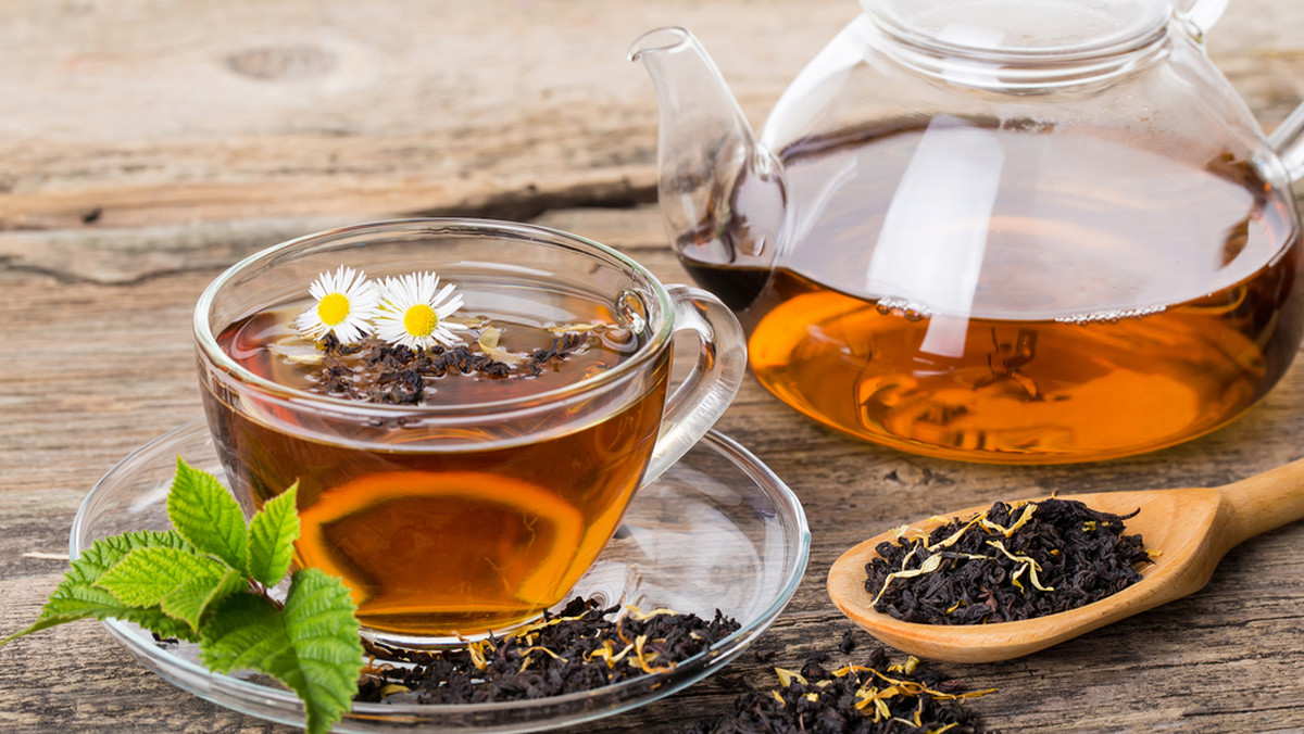 Czy mocna czarna herbata jest napojem pobudzającym? Czy herbata zielona jest zdrowsza od czarnej? Czy liście zielonej herbaty można parzyć wielokrotnie? Rozwiewamy mity na temat najbardziej znanego napoju świata. Oto 12 najpopularniejszych.
