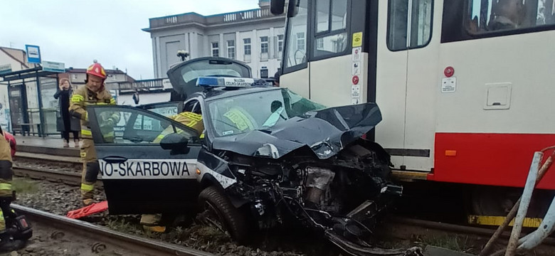 Radiowóz zderzył się z tramwajem. Trzy osoby trafiły do szpitala