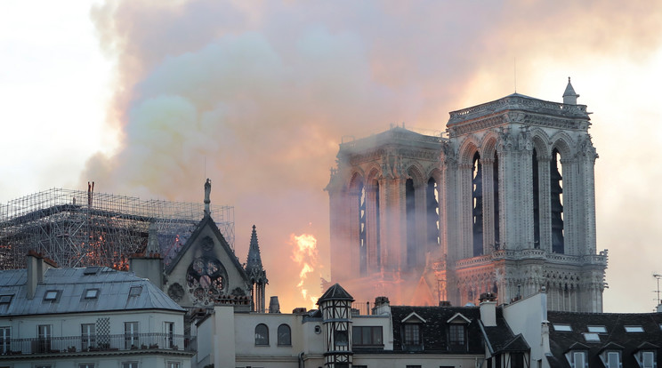 Az égő Notre Dame székesegyház / Fotó: Northfoto