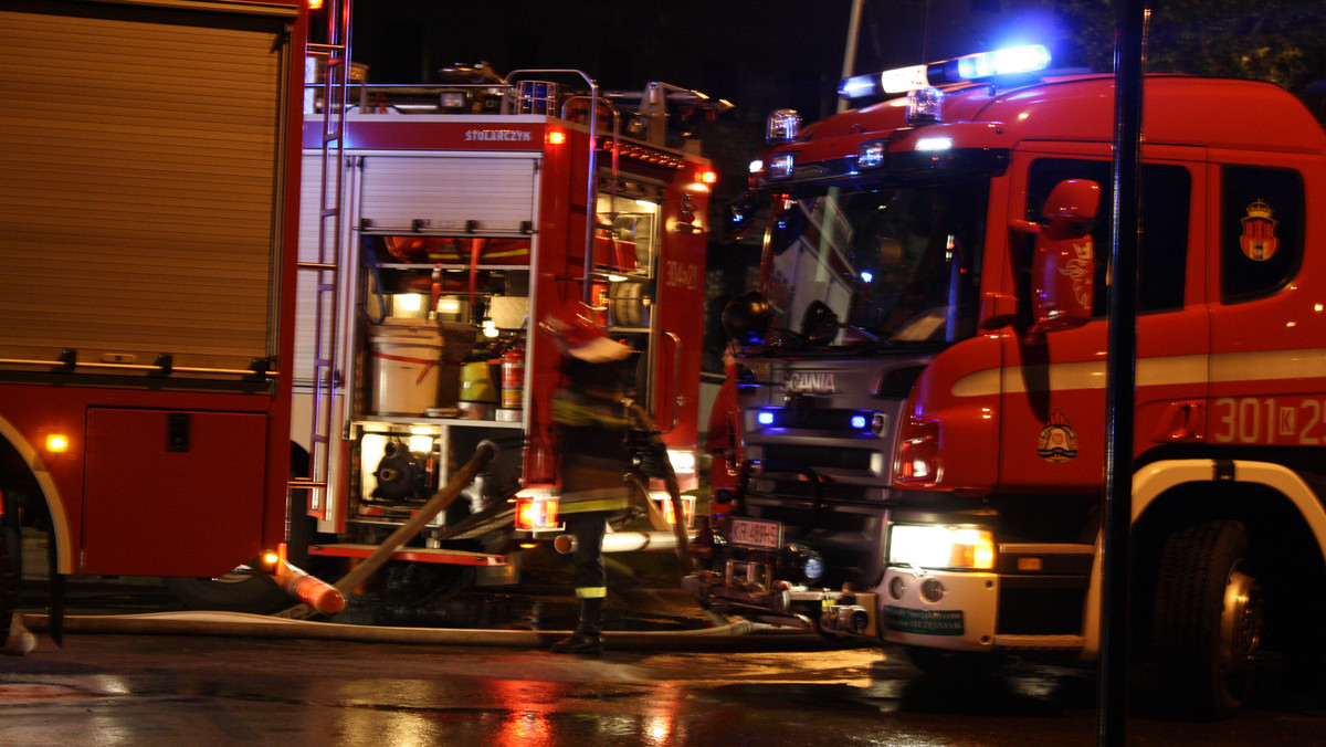 Kolejna w naszym regionie ofiara ognia. W podrzeszowskiej miejscowości Zgłobień w poniedziałek wieczorem doszło do pożaru drewnianego budynku jednorodzinnego. W pogorzelisku odnalezione zostały zwłoki mężczyzny.