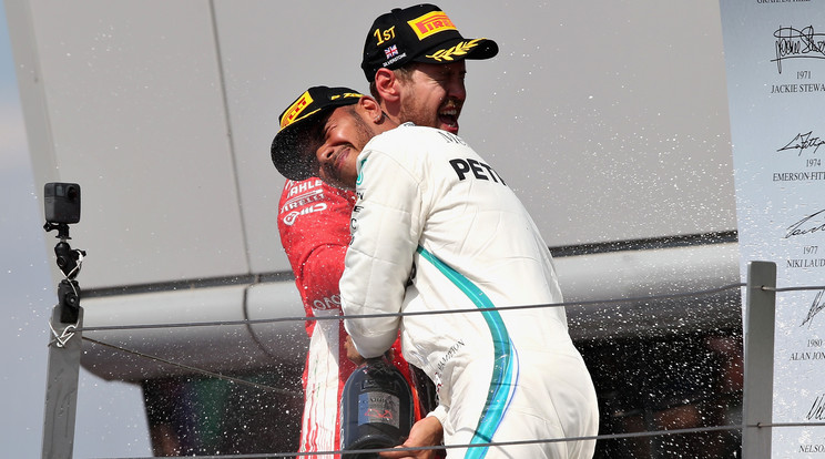 Lewis Hamilton (fehérben)
és Sebastian
Vettel jóban
van, de a pályán nem lesz
barátság /Fotó: Getty Images