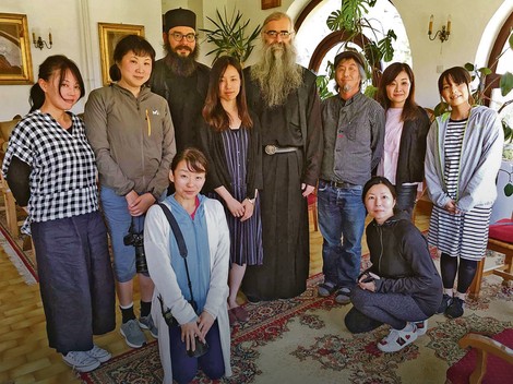 Japanski studenti su posetili i Studenicu, na slici sa monasima Agapijem i Vitalijem