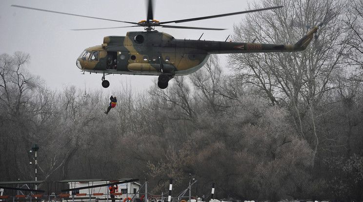 Honvédségi helikopterrel mentik a jégtáblák közé szorult tiszacsegei komp fedélzetéről az éjjeliőrt / Fotó: MTI