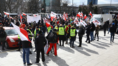 Protest przeciwników obostrzeń w Warszawie. Policja poinformowała o rozwiązaniu zgromadzenia