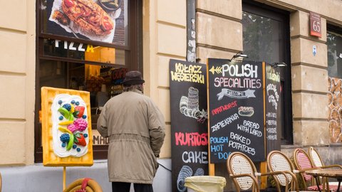 Książeczka sanepidowska jest niezbędna dla osób, które chciałyby pracować w gastronomii oraz w zawodzie, w którym pracownik ma kontakt z dużą liczbą ludzi lub dziećmi do 6. roku życia.