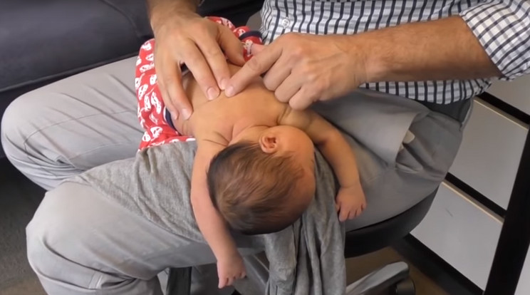 Egy ausztrál csontkovács kezeli a csecsemőt/Fotó:Youtube Grab
