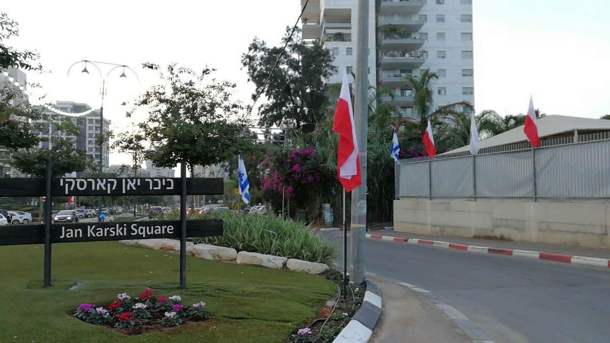 Izraelskie miasto Ramat ha-Sharon niedaleko Tel Awiwu nadało rondu w centrum miasta imię Jana Karskiego, polskiego Sprawiedliwego Wśród Narodów Świata.