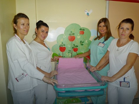 Medicinske sestre leskovačkog porodili&scaron;ta koje brinu o ostavljenim bebama