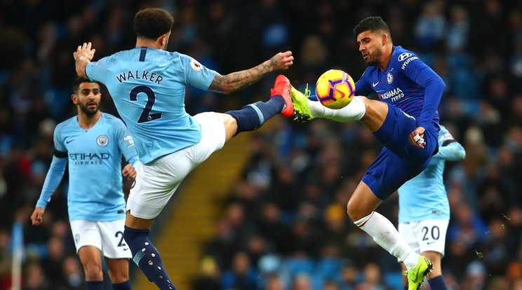 A manchesteri 
Kyle Walker 
(balra) és a chelsea-s Emerson 
Palmieri nem kímélte egymást / Foto: gettyimages