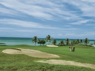 Montego Bay, Jamajka. Kto chce zacząć przygodę z golfem, może tu skorzystać z oferty szkoleniowej pod okiem światowych tuzów, przygotowujących zwycięzców PGA Tour .