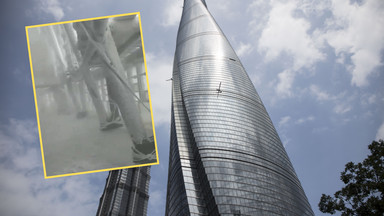 Wieża Shanghai Tower skuta lodem. Niecodzienna sytuacja w Chinach [WIDEO]