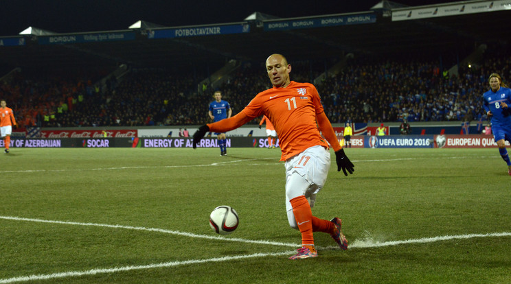 Hiába küzdött Robben, de odahaza is vereség lett a vége a szigetországi csapat ellen /Fotó: AFP