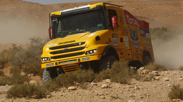 Az Africa Race dobogójának összes fokára már felálló Kovács Miklós vadonatúj kamionnal, a Scania Torpedóval repeszt