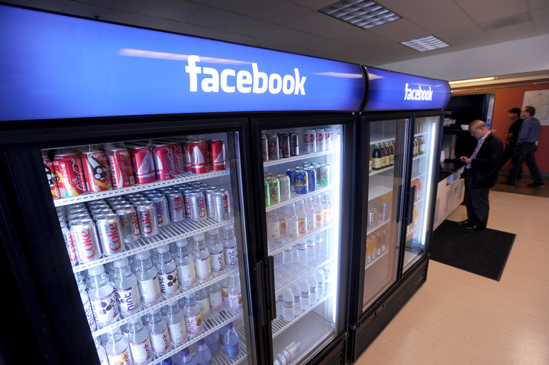 Obrandowane lodówki z napojami witają gości w głównej siedzibie Facebooka w Palo Alto w Kalifornii.