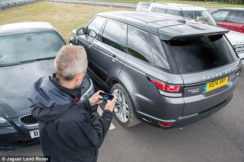 Zdalnie (za pomocą smartfona) sterowany Range Rover