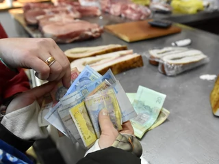 Od pierwszego marca br. Ukraina emituje obligacje wojenne. Ukraińskie ministerstwo finansów poinformowało, że wartość jednej obligacji to tysiąc hrywien. W przeliczeniu na złotówki po obecnym kursie jest to ok. 138 zł