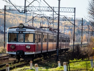 Pociągi EN57 to jedne z najstarszych składów kursujących po Polsce