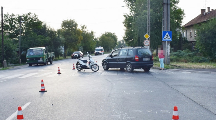 Nem adott elsőbbséget a nő Orosházán – autója alá csúszott egy kismotoros /Fotó: Police.hu