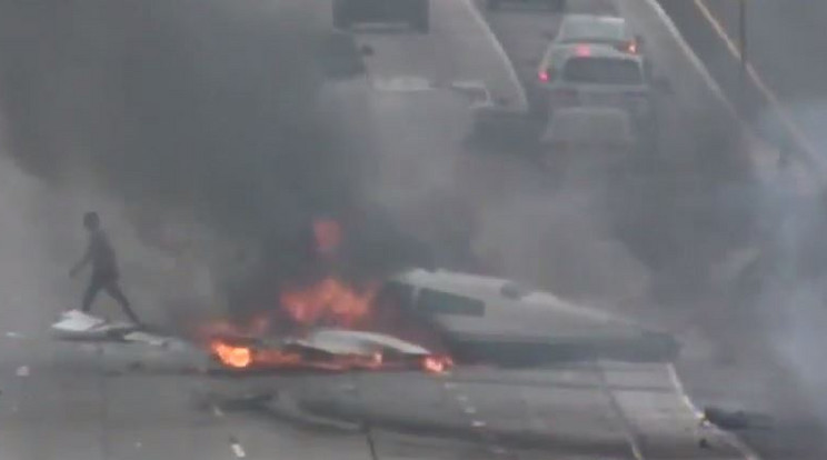 Los Angeles egyik legforgalmasabb autópályájára zuhant a repülőgép /Fotó: Youtube