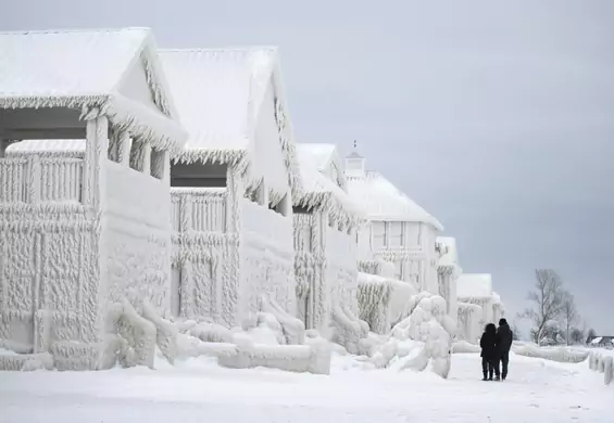Fale zamieniły domy w gigantyczne lodowe rzeźby. "Piękne, ale powoduje wiele szkód"