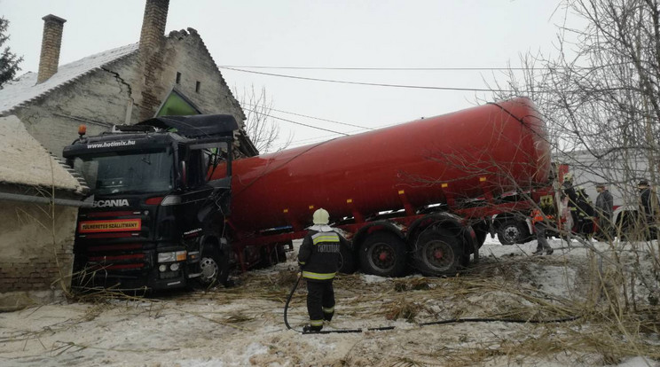 Lakóházba hajtott egy kamion Kapospulán - Fotó: Neiczer Tamás tü. fhdgy.