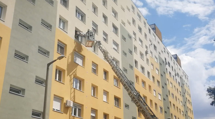 A tűzoltók csak így tudták kimenteni a nőt