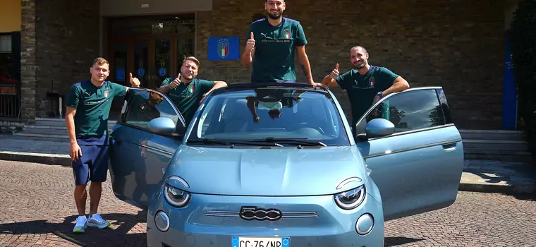 Piłkarscy mistrzowie Europy przesiadają się do elektrycznych Fiatów 500 