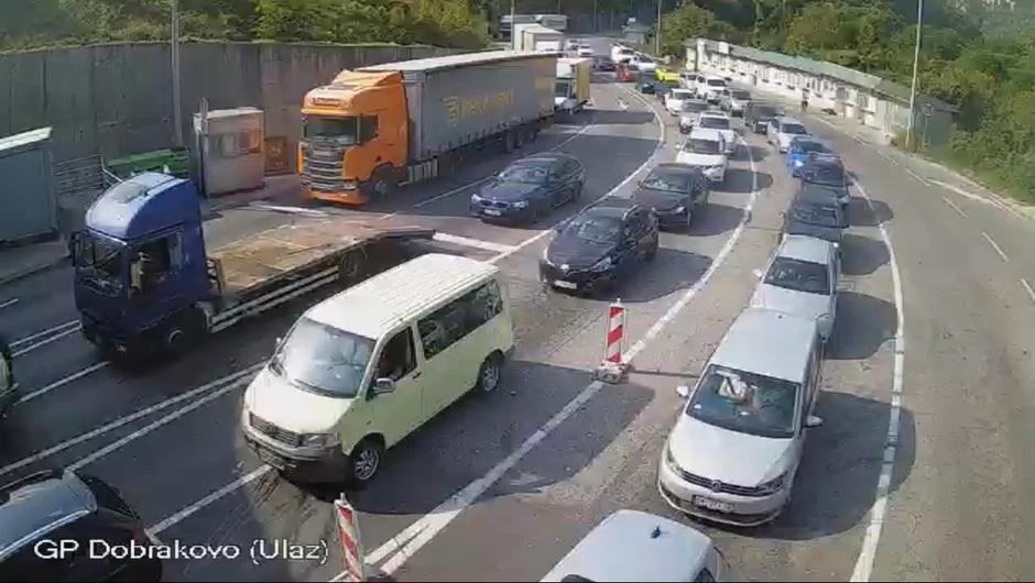 kilometarska kolona na granici sa Crnom Gorom