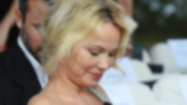 Pamela Anderson (prawie) zaliczyła seksowną wpadkę. Omal nie pokazała piersi!