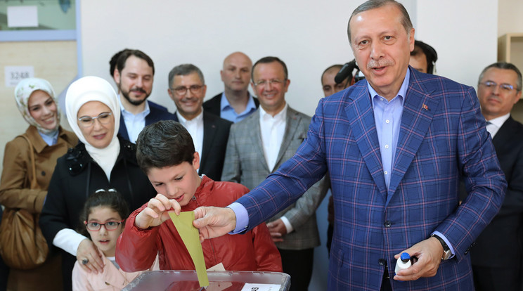 Recep Tayyip Erdogan török elnök leadja a szavazatát. A többség mellette állt, így teljhatalmat kapott