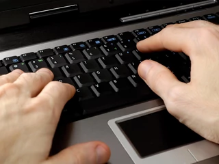 laptop, komputer, klawiatura, rece, dlonie, praca, korenspondencja, e-mail, komputer