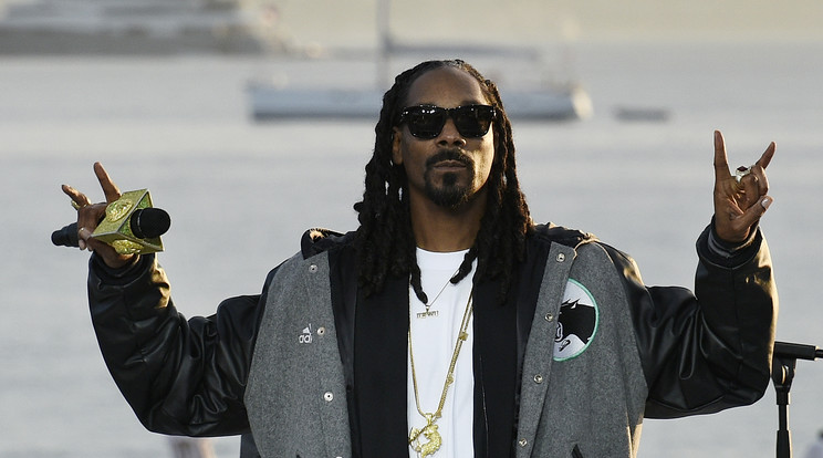 Snoop Dogg boldog a felesége mellett /Fotó: AFP