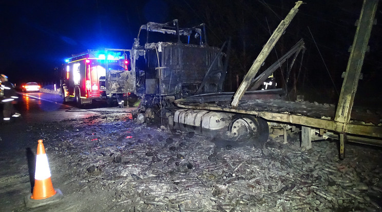 Kiégett kamion az M5-ös autópályán / Fotó:MTI Donka Ferenc