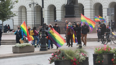Opluł kobietę z flagą LGBT i uciekł. Policja wylegitymowała kogoś innego