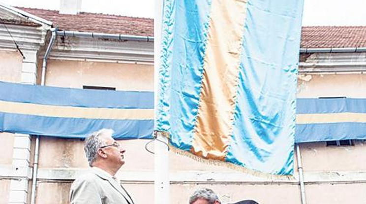 Székely zászlót bontottak Semjénék