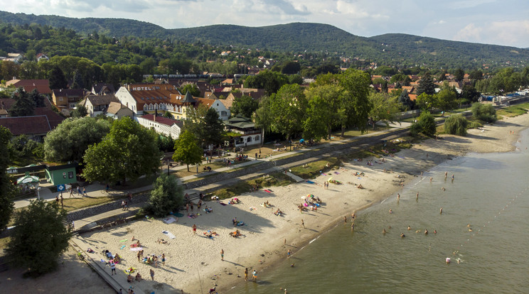 Budapesten mindenhol tilos fürödni a Dunában, de elég negyedórát utazni, és máris találni kiváló szabadstrandokat a főváros körül /Fotó: MTI-Mohai Balázs