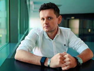 Tomasz Woźniak, współzałożyciel software house’u Future Mind, tworzącego aplikacje m.in. dla Żabki, LPP czy Empiku, planuje sprzedaż biznesu i m.in. w tym celu utworzył fundację rodzinną.