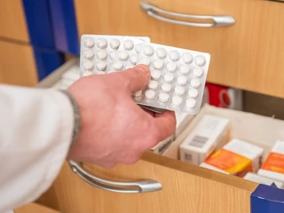 W aptekach brakuje leków. Braki dotyczą także większości antybiotyków, przez co dochodzi do sytuacji, że pacjent otrzymuje lek nie taki, jaki powinien dostać, tylko ten, który obecnie jest na stanie