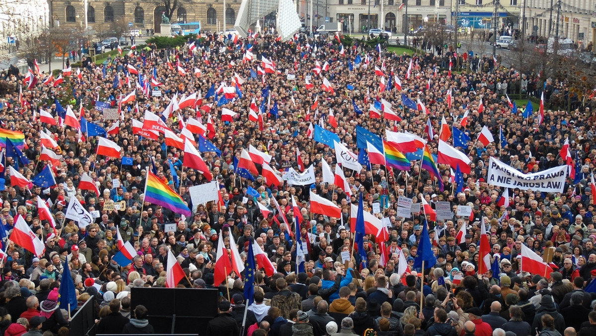 W ostatnich tygodniach, w sobotnie południa na Placu Wolności odbywały się manifestacje w obronie demokracji. Na przemian Komitet Obrony Demokracji z Nowoczesną demonstrowały w obronie konstytucji czy wolnych mediów. Podobna pikieta miała odbyć się również w tę sobotę, jednak plany te pokrzyżowała partia Korwin, która organizuje manifestację w obronie europejskich kobiet z udziałem prawicowych środowisk.